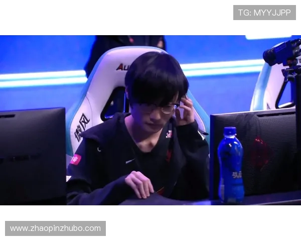 FPX战队凭借56分稳居精英赛积分榜首位竞争愈发激烈 FPX战队凭借56分稳居精英赛积分榜首位竞争愈发激烈