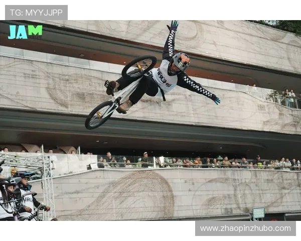 重庆极限运动队在滑板精英赛中以72分稳居积分榜首位